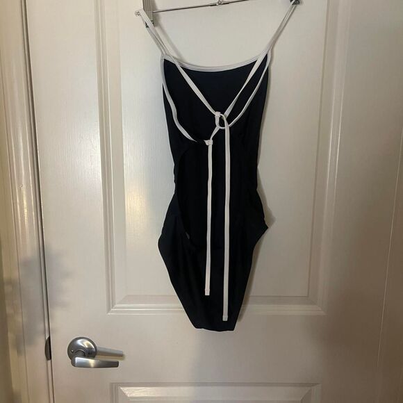 Nike Women's Black Swimsuit-one-piece - Picture 3 of 4